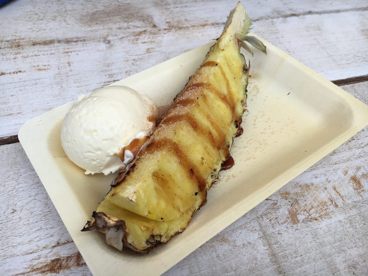 Ananas mit Vanielleeis