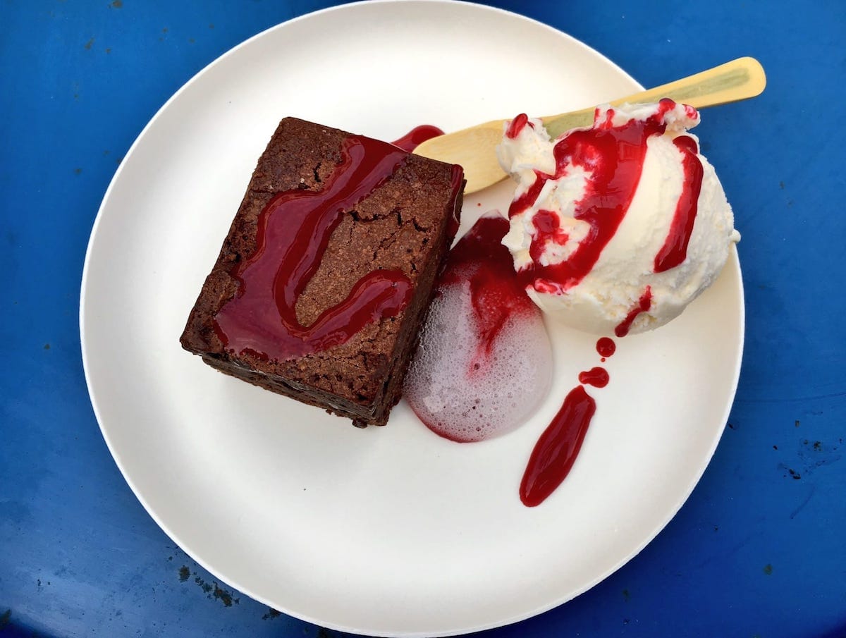 Schokoladenbrownie mit Vanilleeis, Himbeersoße und Ginschaum