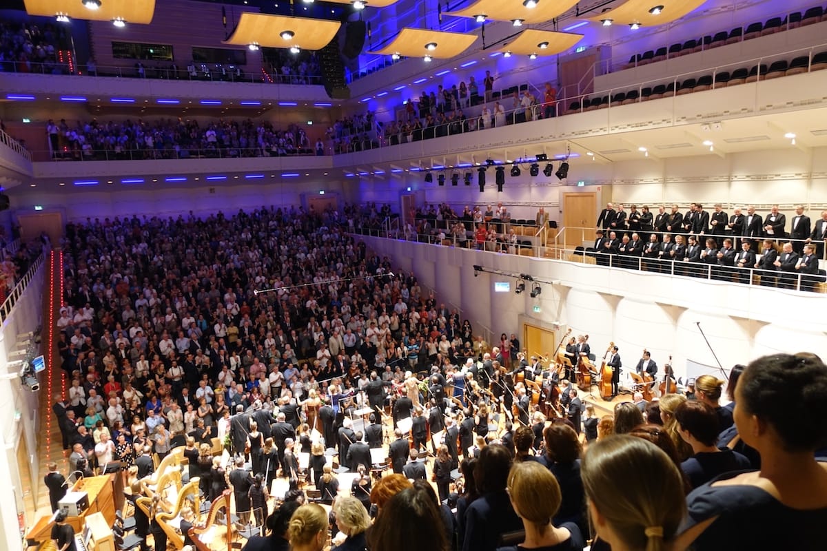 Standing Ovations für die Dortmunder Philharmoniker - Fernorchester auf dem oberen Balkon
