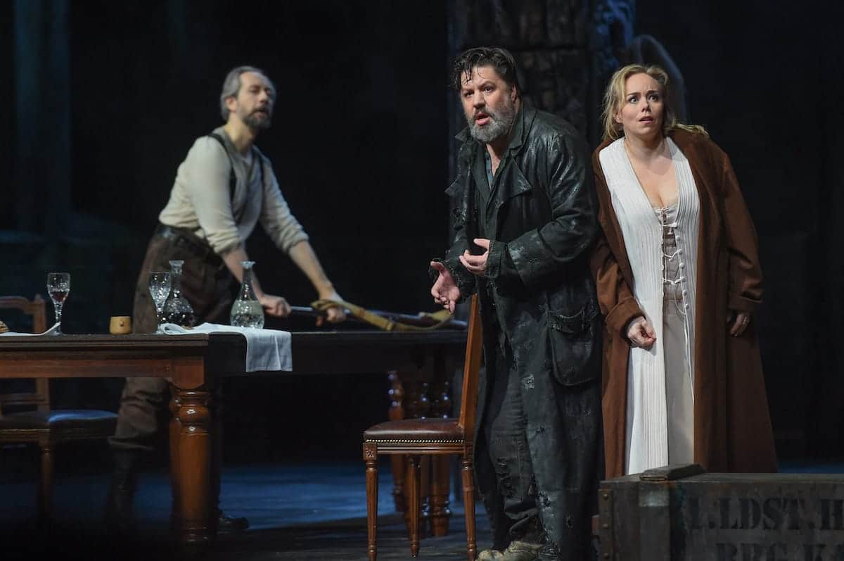 Sami Luttinen (Hunding), Corby Welch (Siegmund), Elisabet Strid (Sieglinde) FOTO: Hans Jörg Michel