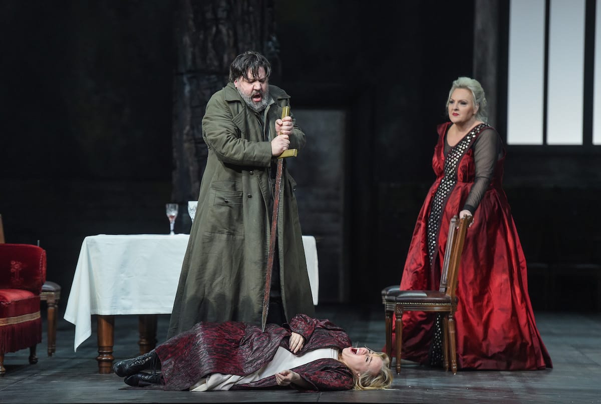 Corby Welch (Siegmund), Elisabet Strid (Sieglinde), Linda Watson (Brünnhilde) FOTO: Hans Jörg Michel