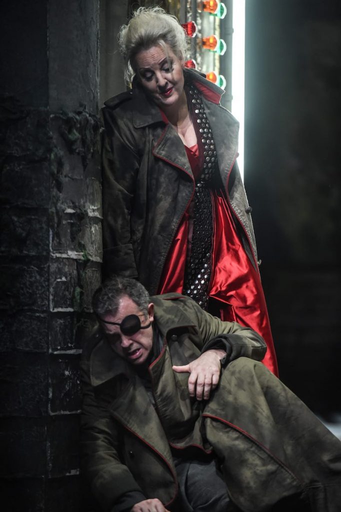Linda Watson (Brünnhilde), Simon Neal (Wotan) FOTO: Hans Jörg Michel