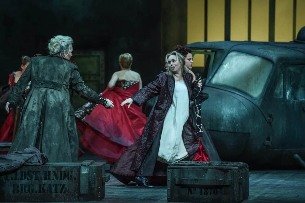 Linda Watson (Brünnhilde), Elisabet Strid (Sieglinde), Zuzana Šveda (Siegrune) FOTO: Hans Jörg Michel