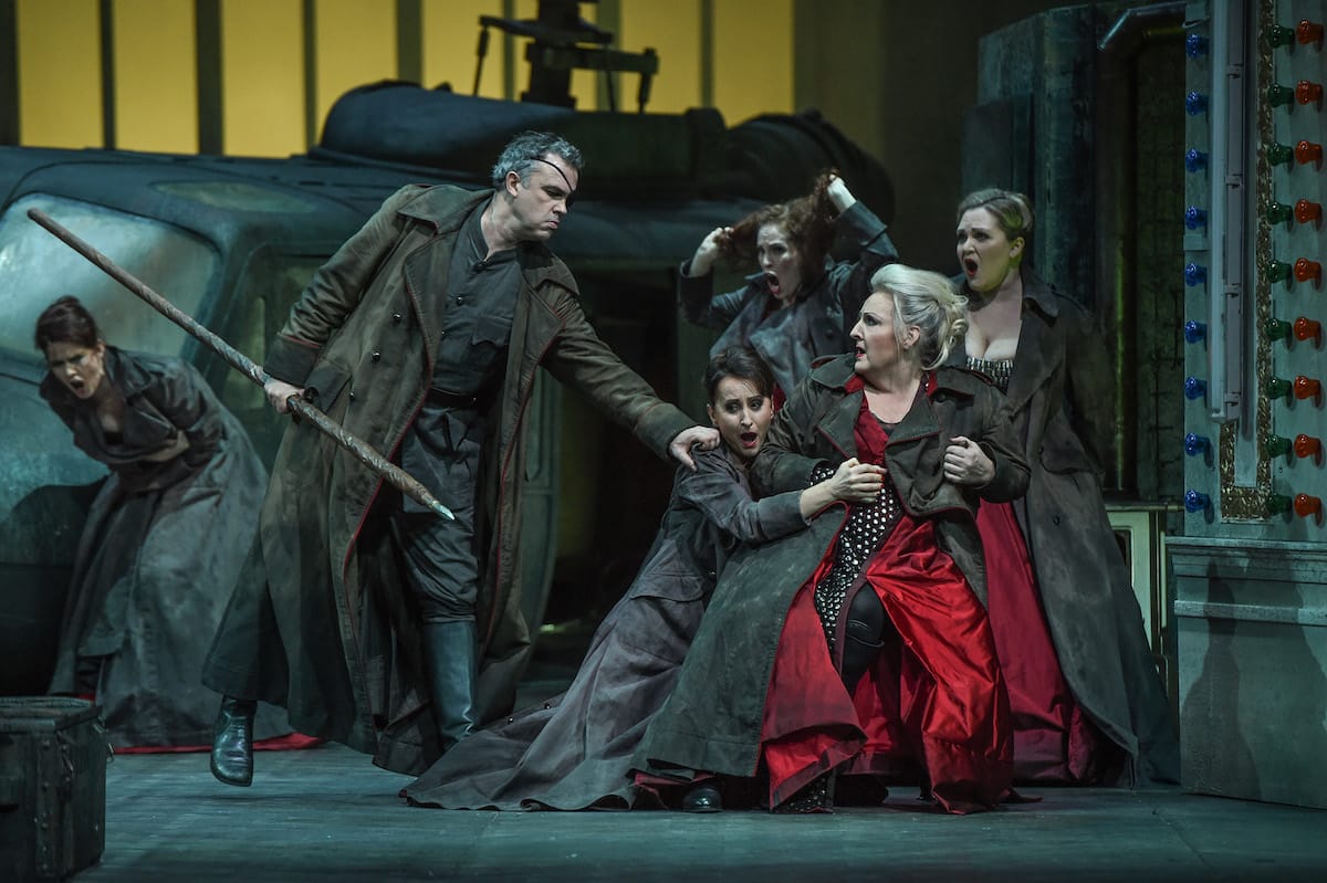 Katharina von Bülow (Grimgerde), Simon Neal (Wotan), Katarzyna Kuncio (Waltraute), Evelyn Krahe (Schwertleite), Linda Watson (Brünnhilde), Jessica Stavros (Gerhilde) FOTO: Hans Jörg Michel