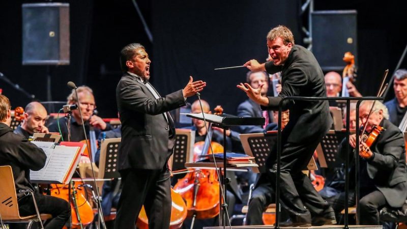 Am Freitagabend präsentierten sich dem Dortmunder Publikum erstmals die beeindruckenden Stimmen des neuen Opernensembles am Theater Dortmund. Begleitet wurden diese stimmlichen Feuerwerke von den Philharmonikern unter der Leitung von Generalmusikdirektor Gabriel Feltz. Foto: Jan Heinze
