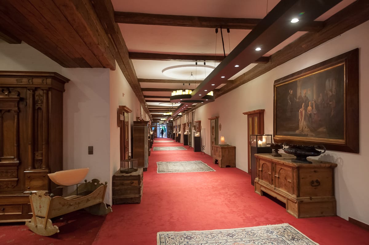 Klostergang im ersten Stock des Hotels