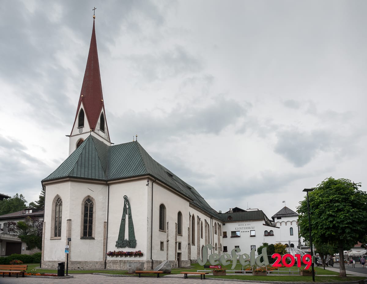 Wallfahrtskirche St. Oswald mit angeschlossenem Kloster, heute Hotel Klosterbräu
