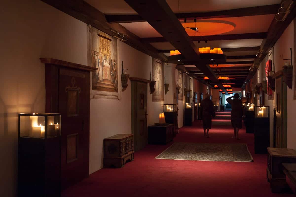Der Klostergang abends - beleuchtet mit hunderten Kerzen