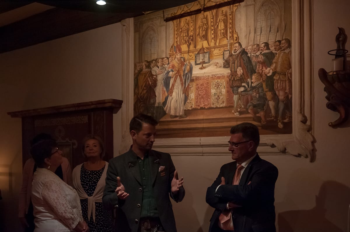 Alois Seyrling bei einer Führung durchs Hotel (Fresko zeigt Hostienwunder)