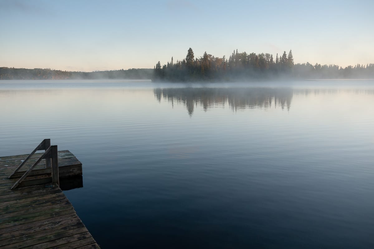 Falcon Lake am Morgen - der Steg der Mountain Maple Cabin, im Hintergrund Picnic Island