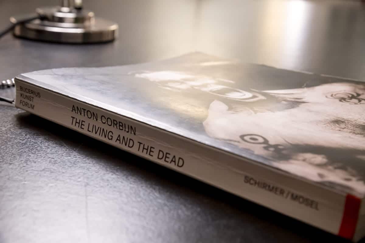 Der Ausstellungskatalog "The Living and The Dead", Anton Corbijn, Bucerius Kunst Forum