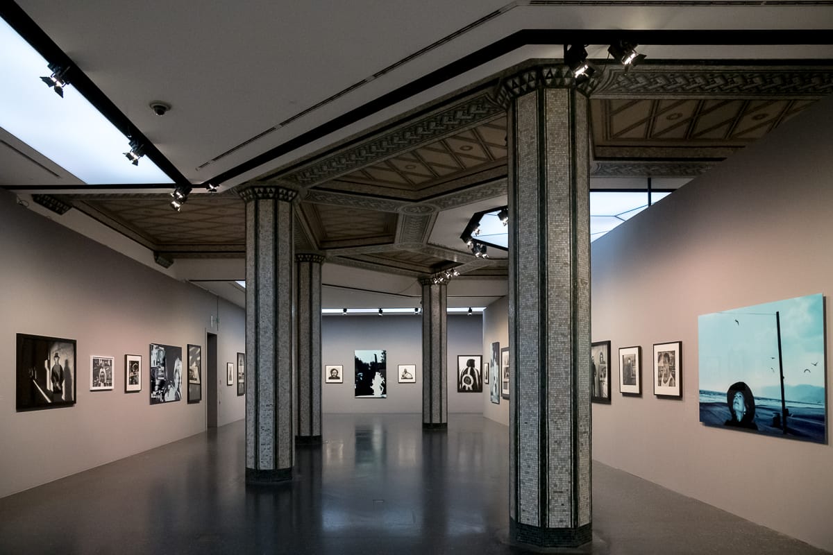 Die blaue Serie 33 STILL LIVES ist in der Ausstellung nicht zu übersehen