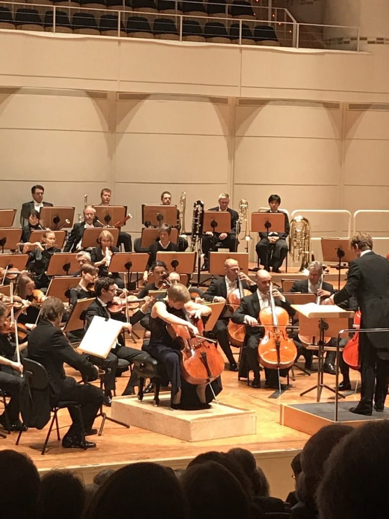 Franziska Batzdorf als Solocellistin beim 2. Philharmonischen Konzerts "Langsamer Abschied"