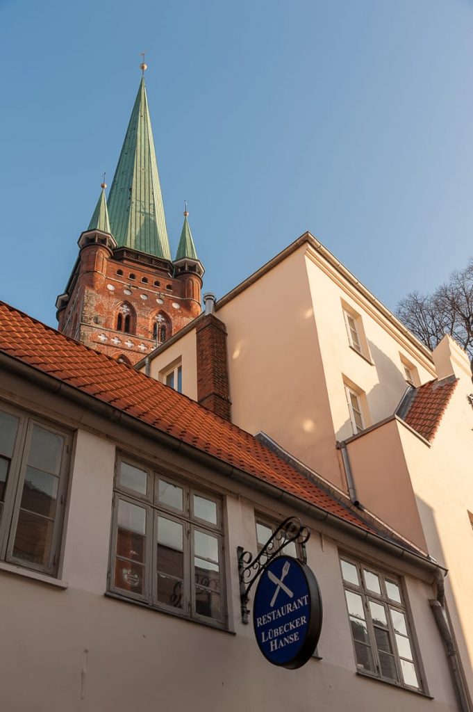 St. Petri schaut zwischen den Häusern hervor