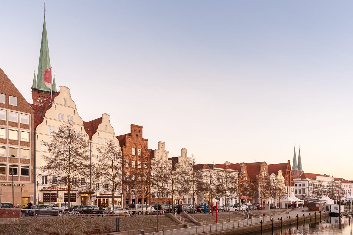 St. Petri und im Hintergrund der Dom von Lübeck von der Obertrave aus gesehen