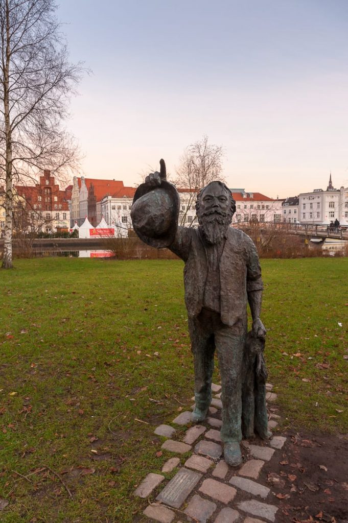 Johannes-Brahms-Denkmal am Ufer der Obertrave