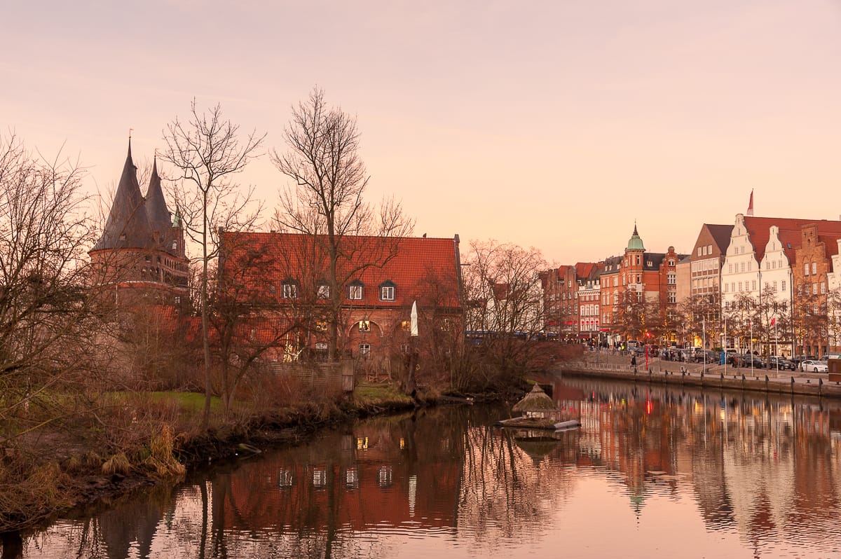 Blick auf Holstentor und Salzspeicher von der Obertrave aus