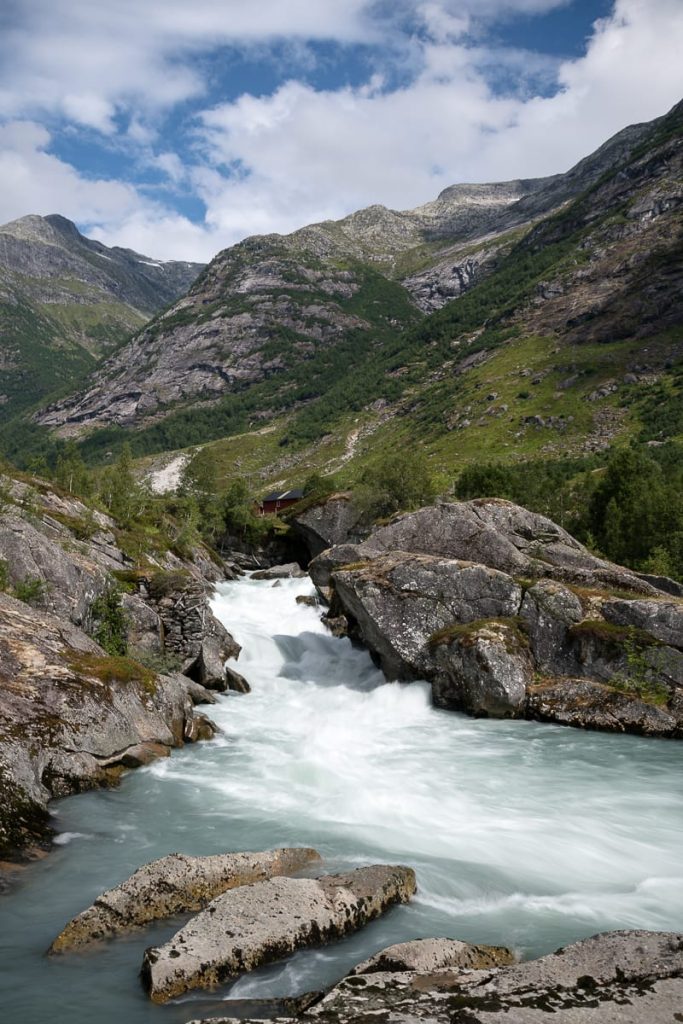 Die raue Landschaft in Norwegen am Fluss