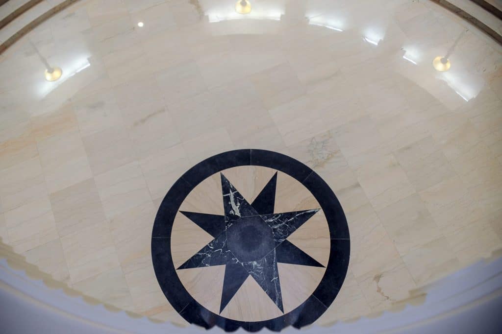 Blick aus der Rotunde 13 feet nach unten auf den "Black Star" im Pool