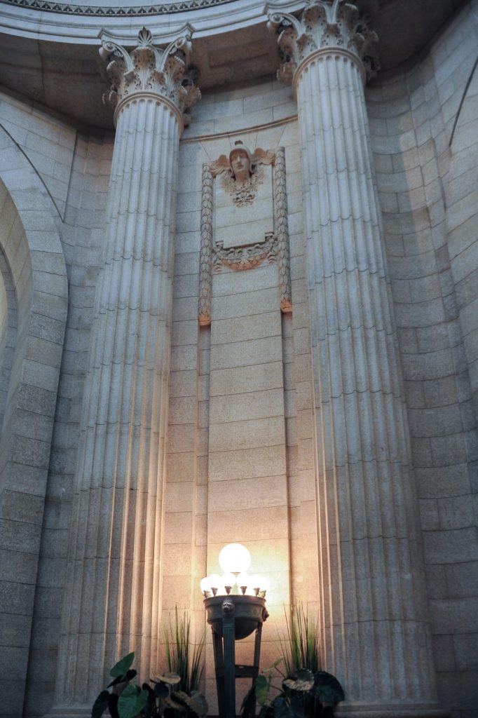 Lampen zwischen den Säulen im Manitoba Legislative Building in Winnipeg