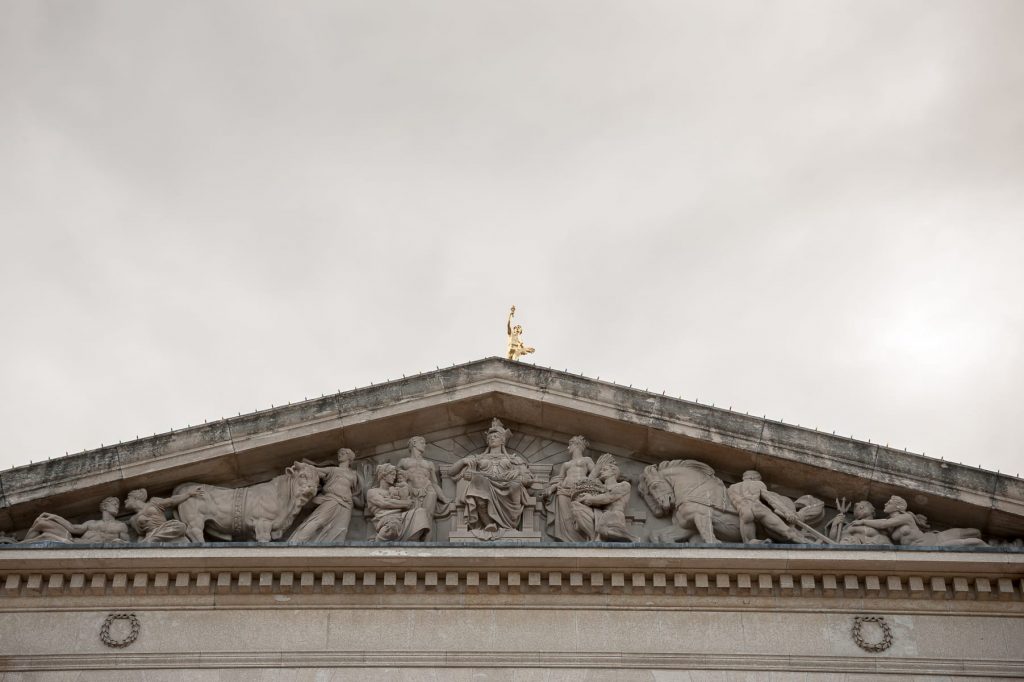 Golden Boy hoch über allem, Relief mit "Lady Manitoba" oder die Göttin der Fruchtbarkeit (Ackerbau und Viehzucht)?