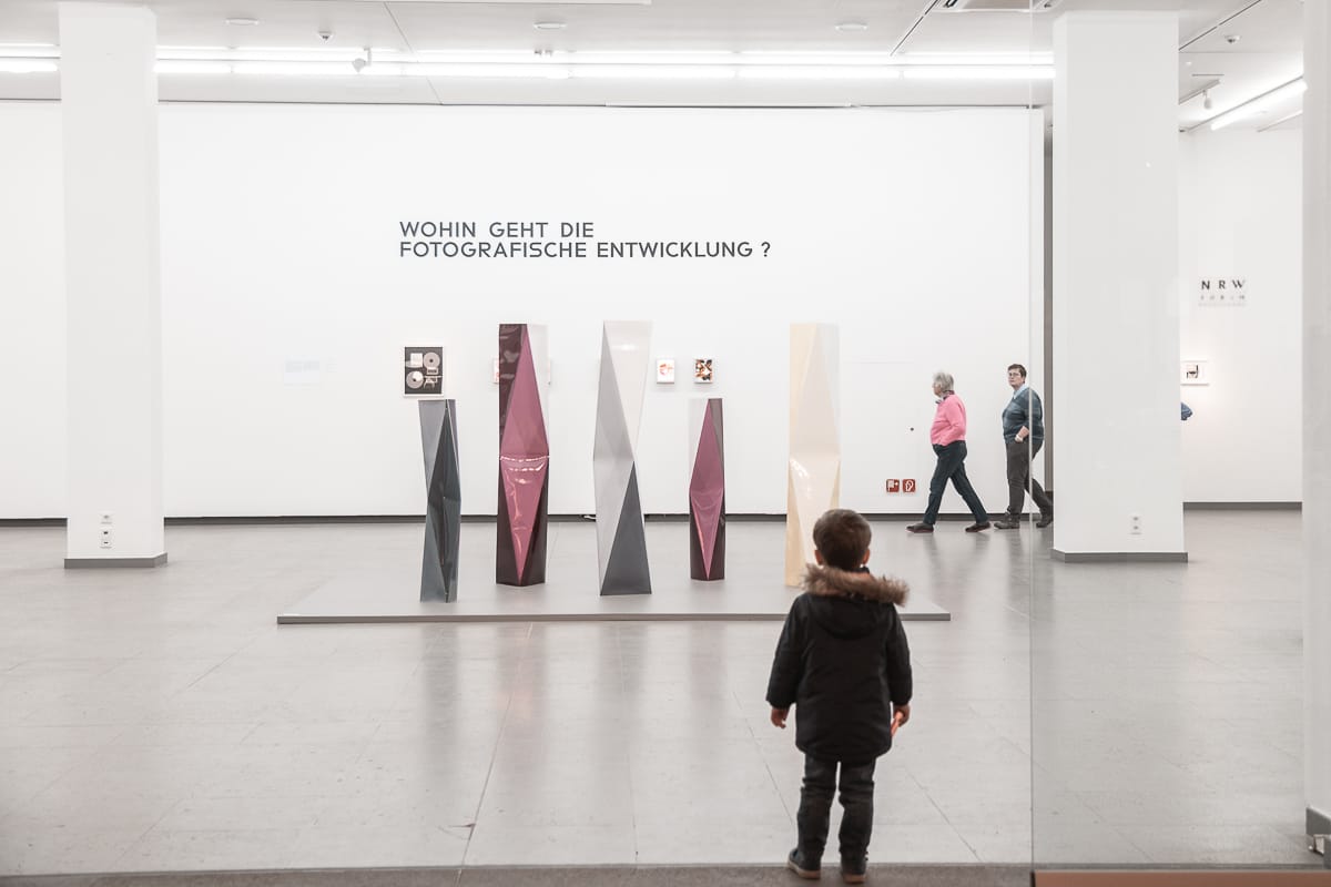 An der rechten Ausstellungsfläche im Erdgeschoss der Ausstellung "Bauhaus und die Fotografie"