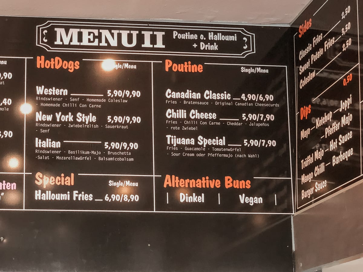 Die (alte) Menükarte mit Poutine-Variationen.