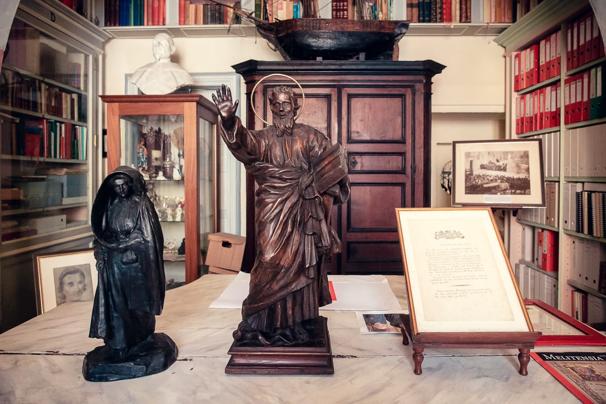 Statue in der Bibliothek mit der typischen Robe einer Malteser Dame (links)