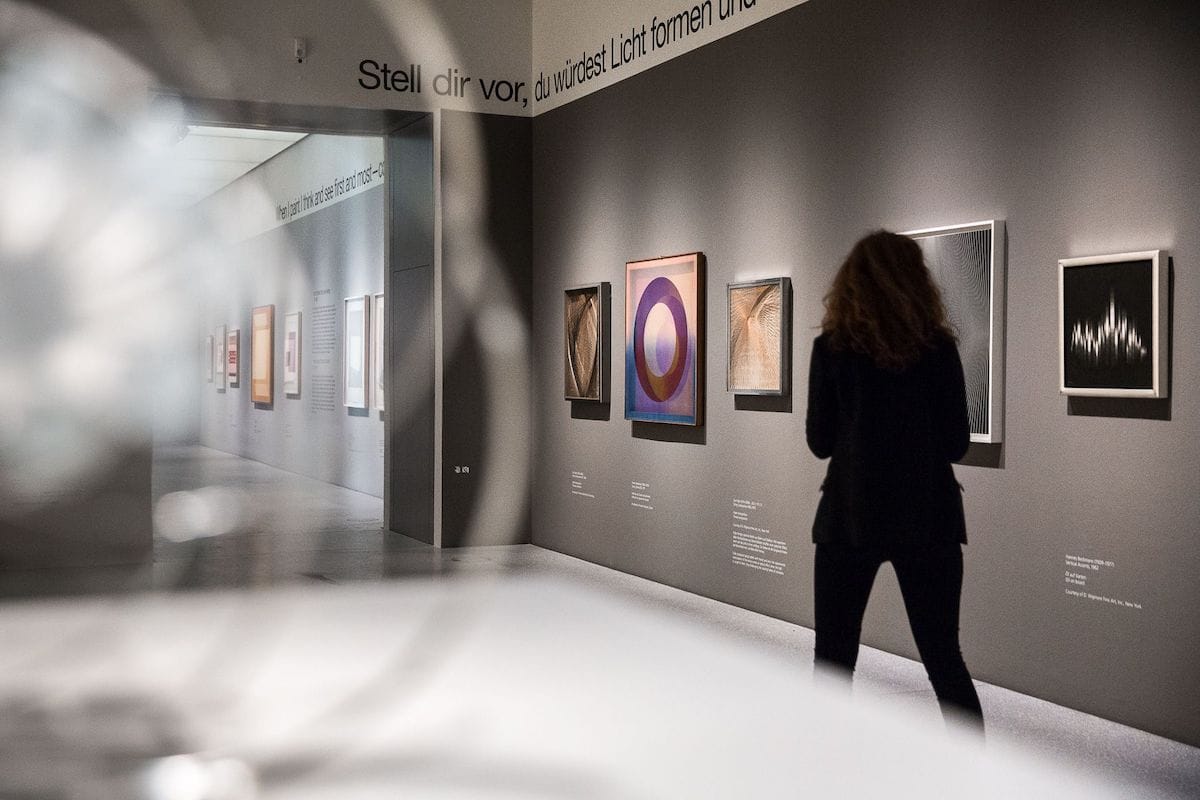 Blick in die Ausstellung mit Bildern von Sue Fuller, Xanti Schawinsky und Hannes Beckmann. Foto: LWL/Christoph Steinweg