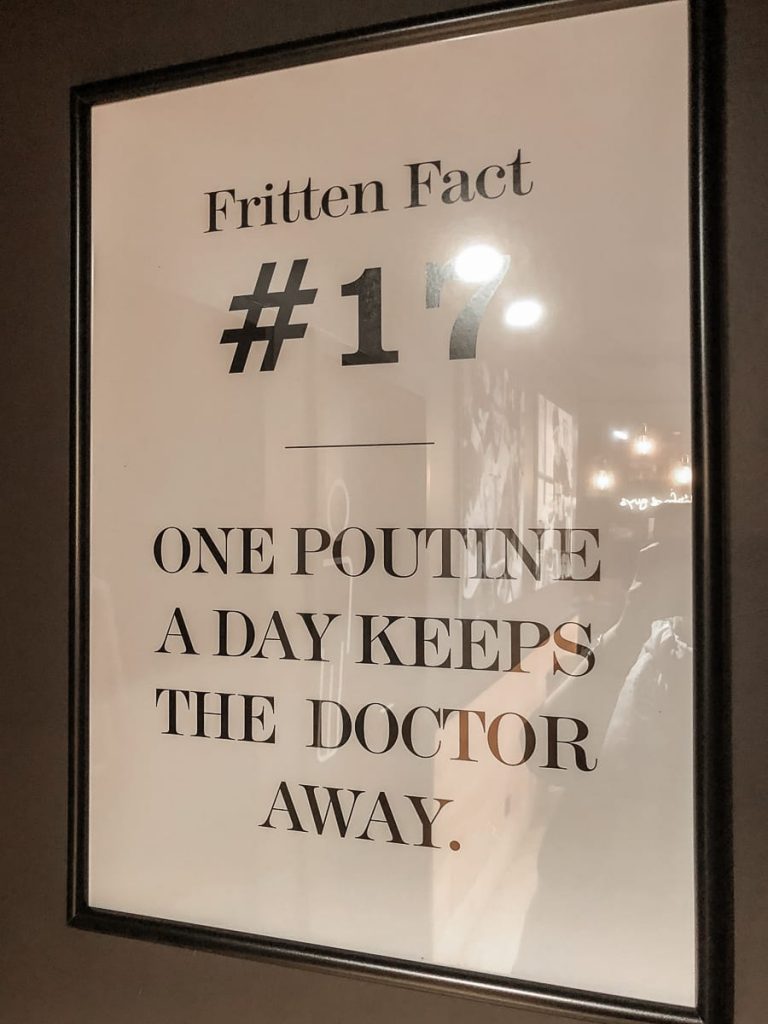 Immer zu beachten: "One Poutine a day keeps the doctor away". Fritten Fact #17 im Frittenwerk Frankfurt.