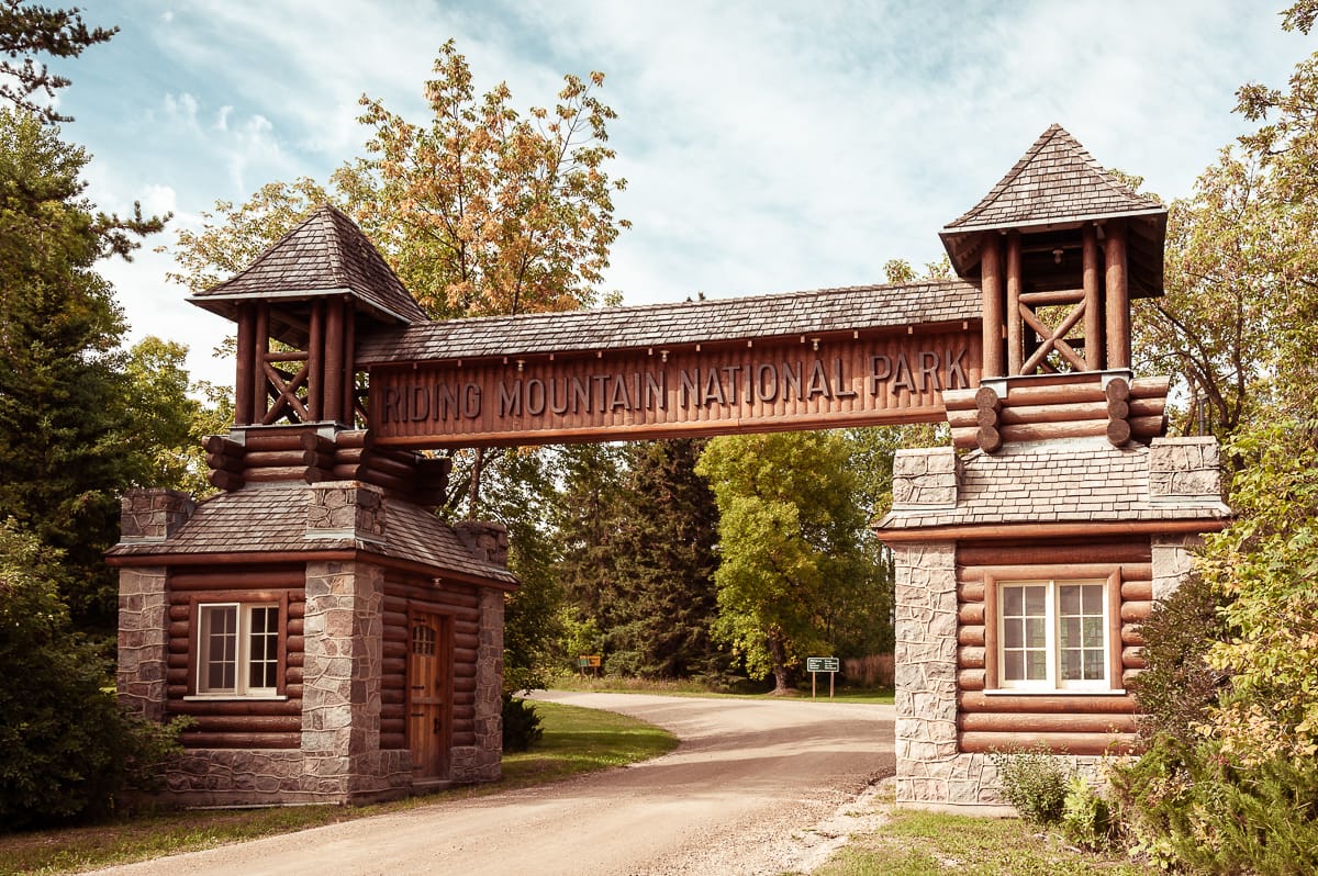 Das historische Osttor ist mein Eingang zum Riding Mountain National Park.
