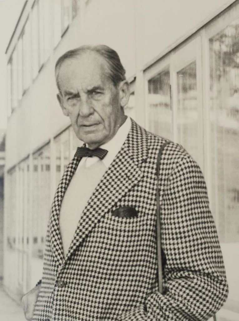 Hans G. Conrad (Foto): Walter Gropius auf der Terrasse der Hochschule für Gestaltung (HfG) Ulm am 1. Oktober 1955 während der Feier zur Einweihung der Gebäude. Lizenz: CC BY-SA 3.0 DE via Wikipedia.