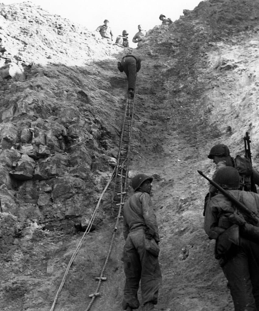 "Ranger klettern die Steilküste herauf, 6. Juni 1944" Foto: Official U.S. Navy Photograph - history.navy.mil, gemeinfrei via Wikipedia.