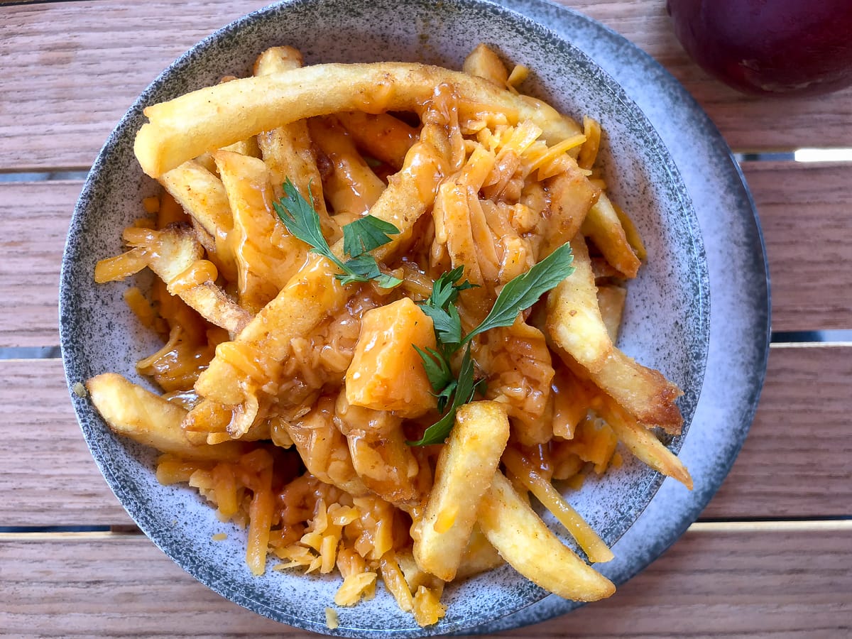 Fryan Adams im Burgerheart Hannover - "klassische" Poutine, aber mit Cheddar.