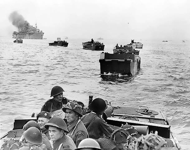 "The Royal Winnipeg Rifles heading towards Juno aboard LCAs" Foto: This image is available from Library and Archives Canada under the reproduction reference number PA-132651 and under the MIKAN ID number 3191681, gemeinfrei via Wikipedia