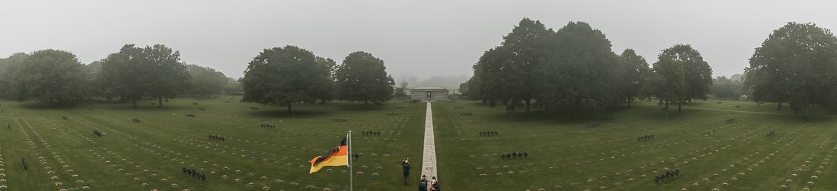 Der schier endlos wirkende La Cambe-Friedhof, der über 21.000 deutsche Tote der Schlacht in der Normandie beherbergt.