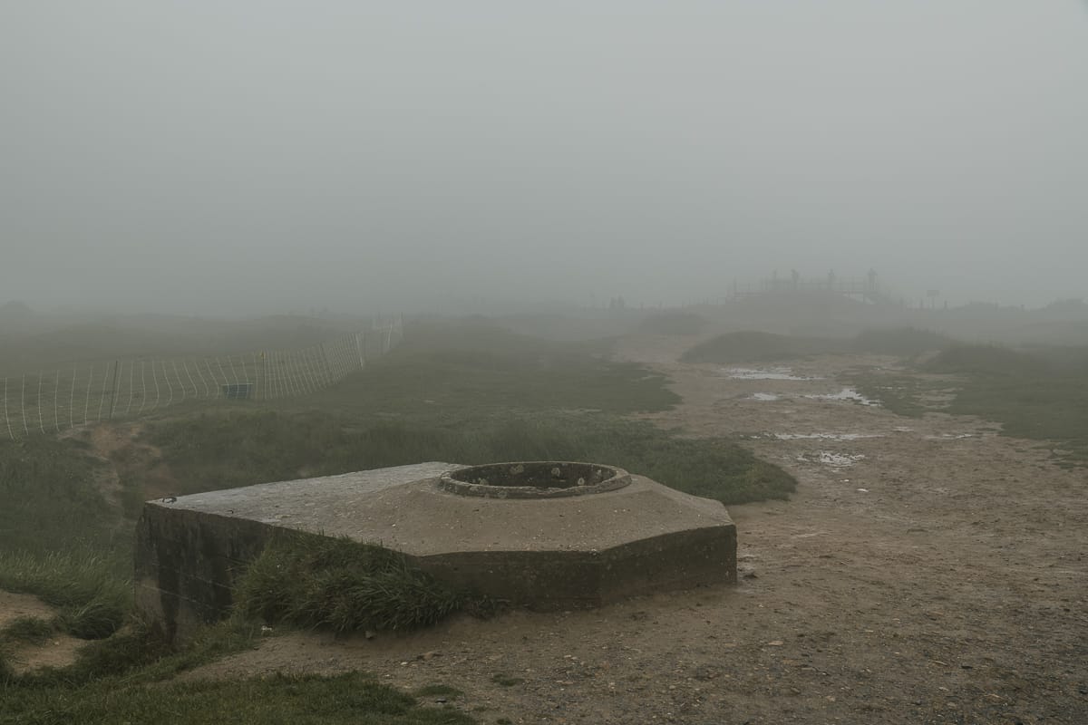 Bunkeranlage von Pointe du Hoc im Nebel.