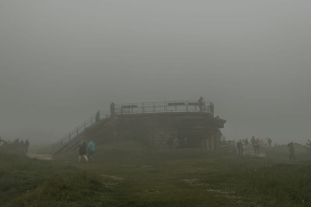 Bunkeranlage von Pointe du Hoc im Nebel