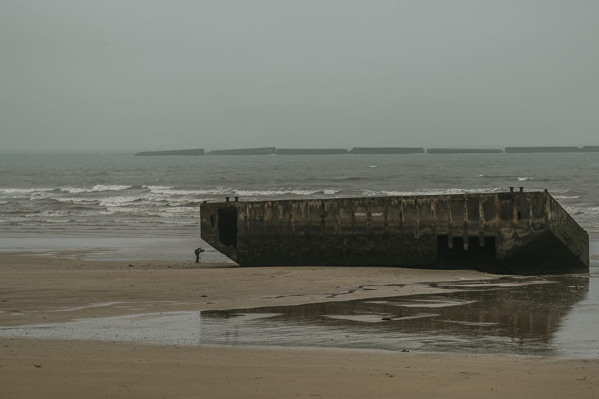 Überreste von Mulberry B in Arromanches-les-Bains.