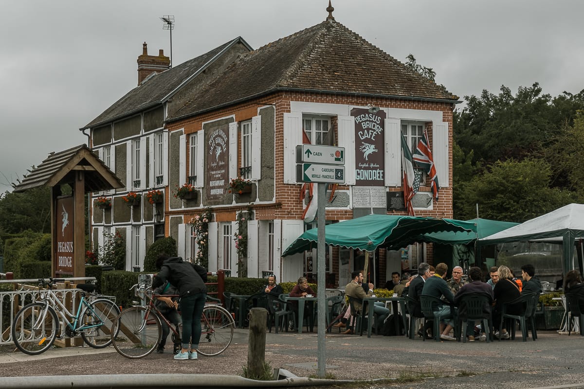 Die Taverne am Ufer.