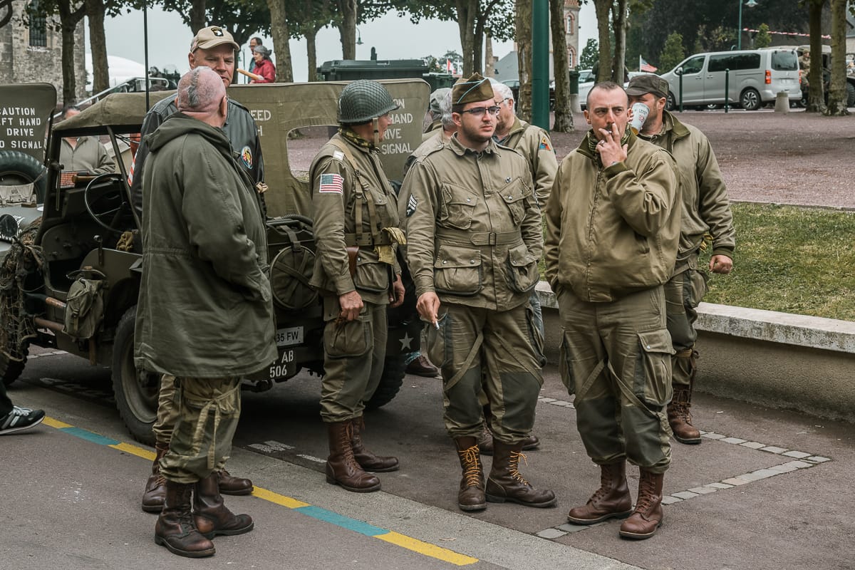 Männer in Kriegsuniformen in Sainte-Mère-Église.
