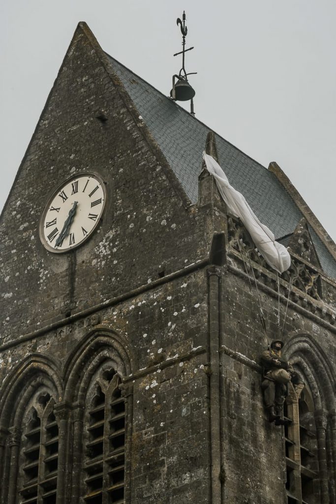 John-Steele-Puppe am Kirchturm in Sainte-Mère-Église.