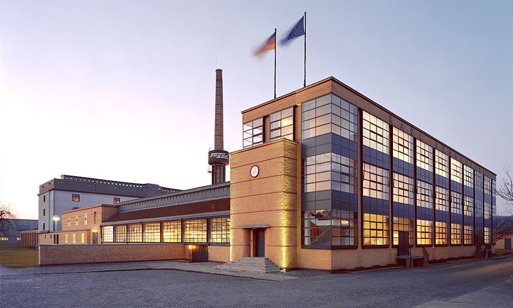 Das Fagus-Werk, Hauptgebäude (Frontale) Foto: Carsten Janssen Lizenz: CC BY-SA 2.0 (via Wikipedia).