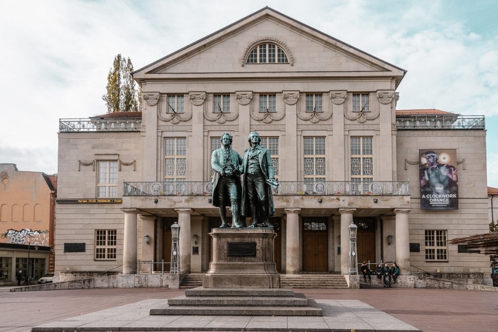 Deutsches Nationaltheater in Weimar mit Goethe-Schiller-Denkmal.