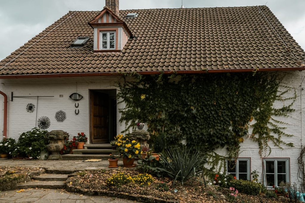 Im Garten - Eingang zum Museum.