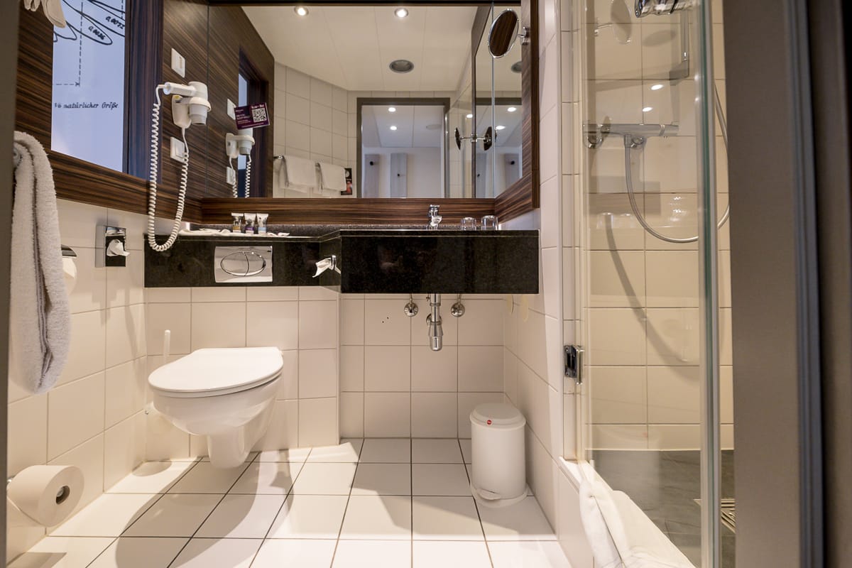Das Bad - den Platz gut ausgenutzt für Waschbecken, WC und Dusche.