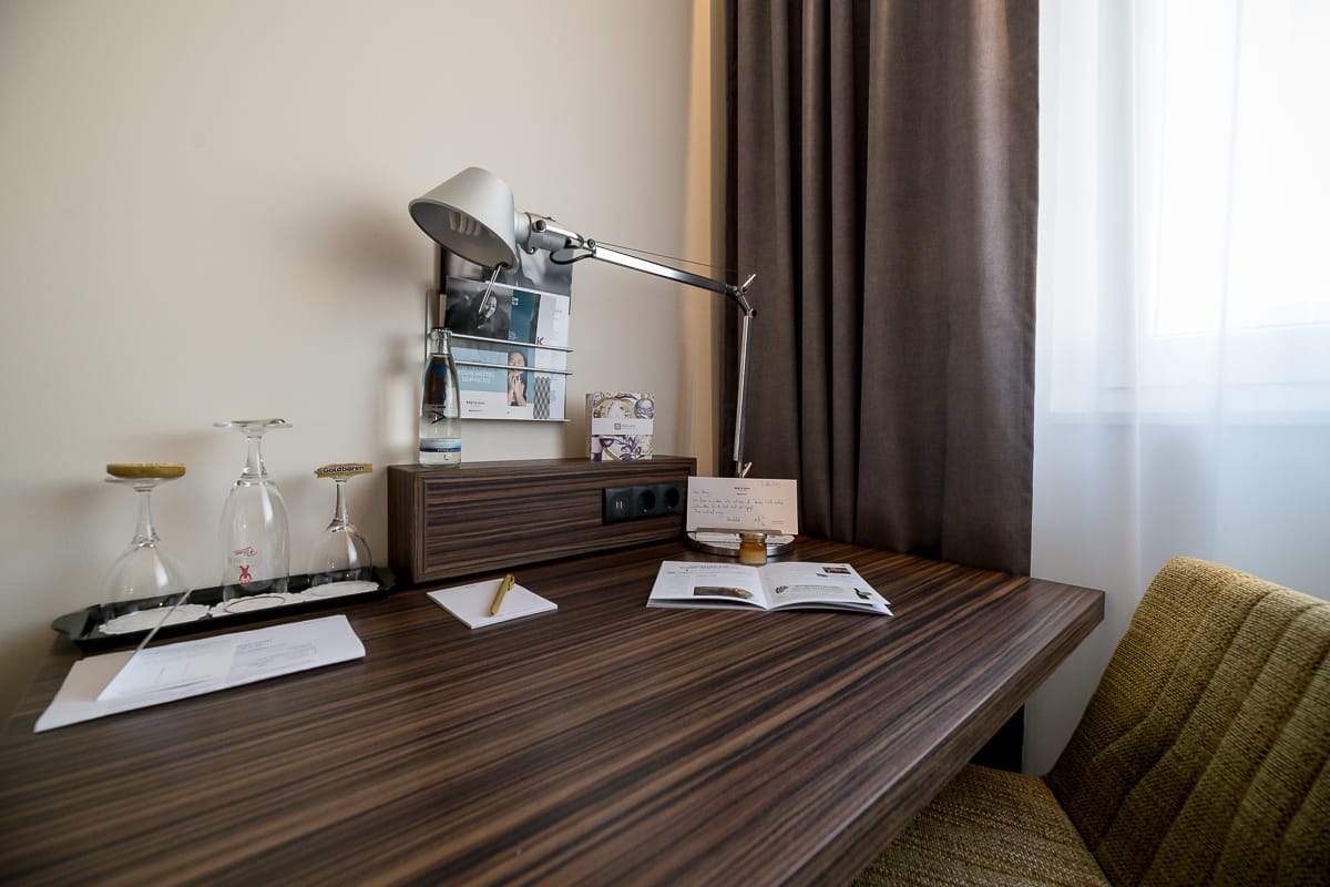 Arbeitsplatz im Mercure Hotel Berlin City mit ausreichenden Steckdosen und viel Platz auf dem Tisch.