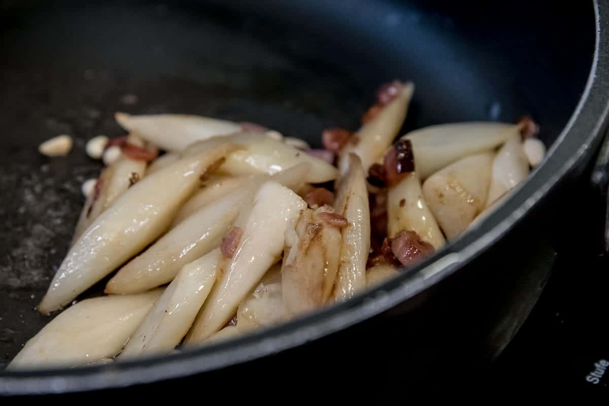 Spargel und Serranoschinken in der Pfanne