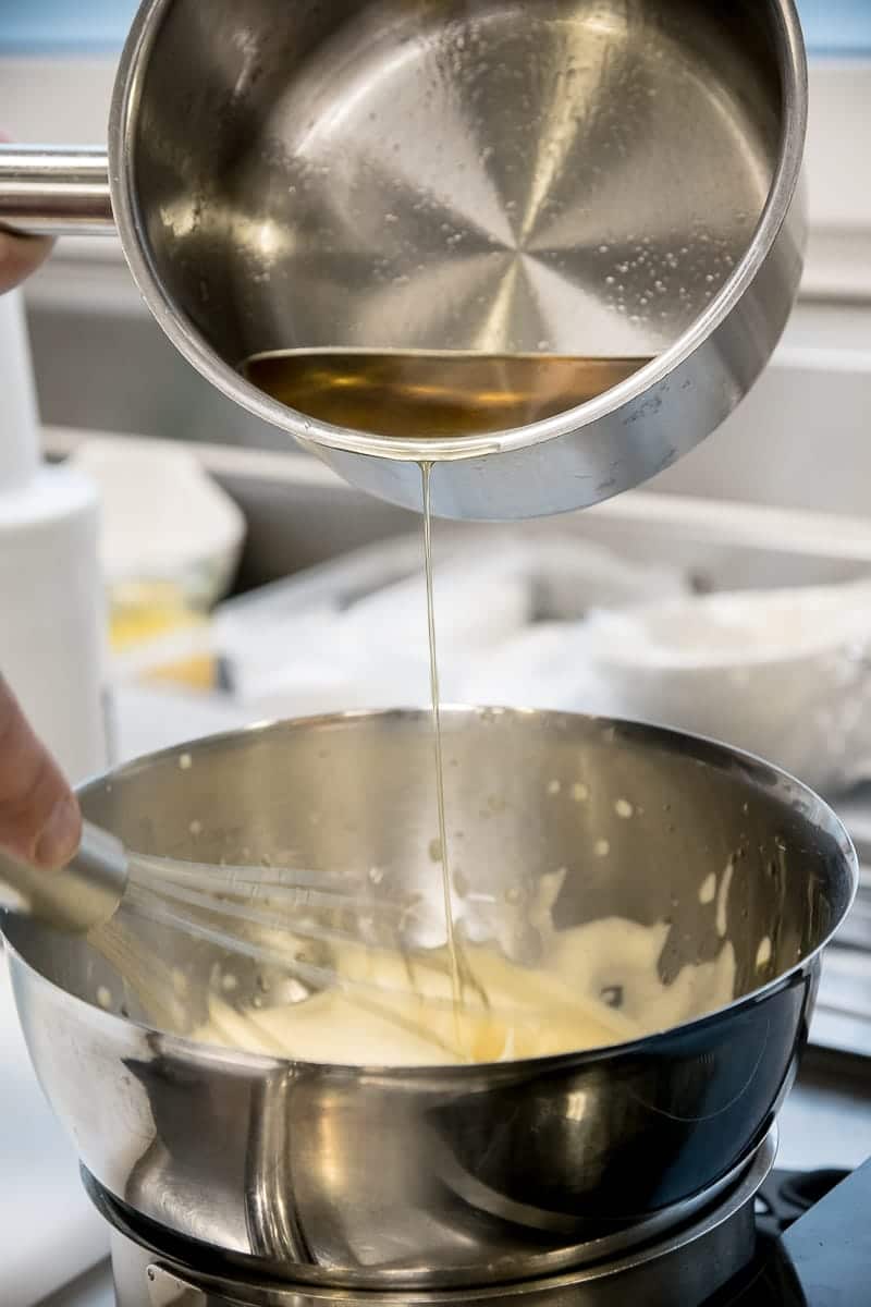 Hinzugabe von geklärter Butter für die Sauce Hollandaise