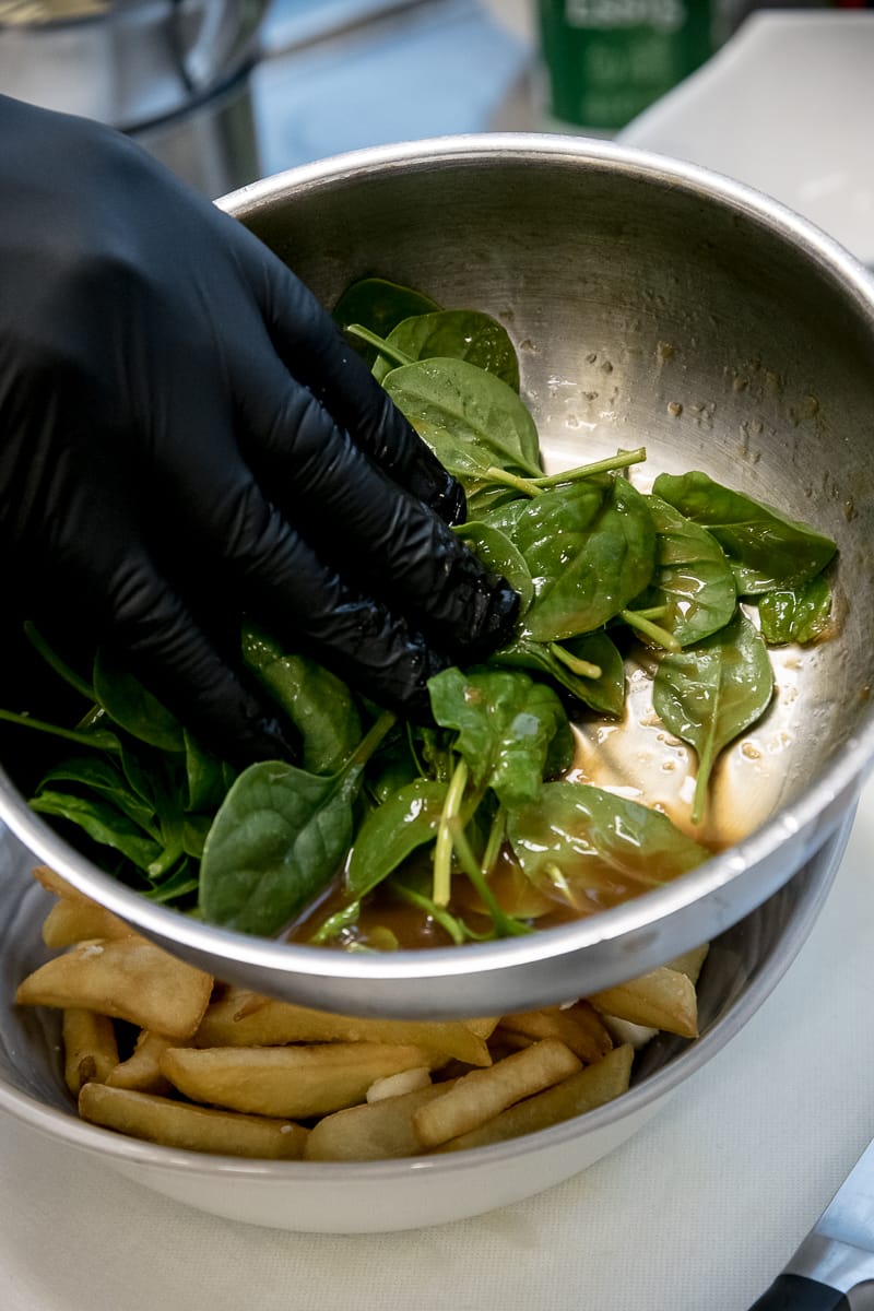 Marinierter Blattspinat für die Poutine création de snoopsmaus